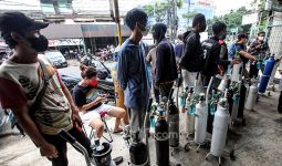 Irjen Fadil Imran Berikan 166 Tabung Oksigen Sitaan Kepada Anies Baswedan - JPNN.com