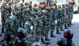 Pengamat Tidak Setuju Prajurit TNI Dilibatkan Jaga Pertandingan Sepak Bola - JPNN.com