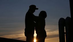 7 Alasan Pria Muda Jatuh Cinta dengan Wanita yang Lebih Tua, Nomor 2 Bikin Tersenyum - JPNN.com