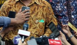 Wartawan Jatuh Terjengkang Ditarik Ajudan Nana Sudjana - JPNN.com