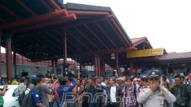 Ratusan Penumpang Lion Air Tutup Jalan Terminal 1B