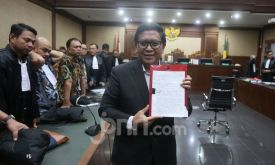 Hasto Kristiyanto Bacakan Nota Keberatan di PN Tipikor - JPNN.com