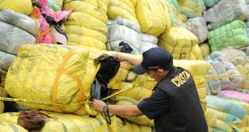 Petugas Bea Cukai melakukan pemeriksaan pada tumpukan bal berisi pakaian bekas impor yang disita melalui operasi yang digelar bersama Bareskrim Polri di wilayah Jakarta, Banten, dan Jawa Barat pada 20-25 Maret 2023. Foto: Dokumentasi Humas Bea Cukai - JPNN.com