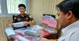 Penyidik Bea Cukai Tipe Madya Pabean A Semarang menyerahkan barang bukti rokok ilegal kepada jaksa Kejari Kota Semarang, Rabu. ANTARA/I.C. Senjaya - JPNN.com
