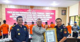 Bea Cukai Mataram menerima penghargaan dari Kepolisian Resor Kota Mataram atas komitmen dan sinerginya. Foto: dok Bea Cukai - JPNN.com
