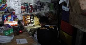 Tim Bea Cukai Banjarmasin mendatangi beberapa toko guna menemukan dugaan pelanggaran di bidang cukai. Foto: Dokumentasi Humas Bea Cukai - JPNN.com