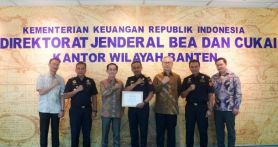 Kepala Kantor Wilayah (Kanwil) Bea Cukai Banten menerima penghargaan dari PT Redeco Petrolin Utama, pada Selasa (14/5). Foto: dok Bea Cukai - JPNN.com