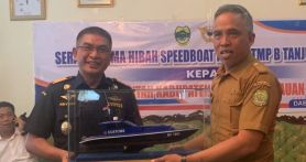 Bea Cukai Tanjungpinang menyerahkan barang milik negara (BMN) satu unit speed boat ke Pemerintah Kabupaten Lingga, pada Selasa (28/5). Foto: dok Bea Cukai - JPNN.com