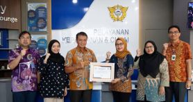 Pimpinan PT Megah Buana Pancarona menyerahkan penghargaan sebagai apresiasi atas pelayanan prima yang telah diberikan Kanwil Bea Cukai Banten pada Jumat (7/6). Foto: Dokumentasi Humas Bea Cukai - JPNN.com