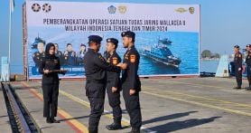 Bea Cukai menggelar upacara pelepasan dan pemberangkatan Satuan Tugas (Satgas) Operasi Jaring Wallacea II Tahun 2024 di Dermaga Pelabuhan Soekarno-Hatta, Makassar, Selasa (10/6). Foto: Dokumentasi Humas Bea Cukai - JPNN.com