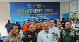 Bea Cukai bersama BNN dan Polda Aceh menggelar konferensi pers terkait pengungkapan kasus narkotika, berupa penyelundupan 29,25 Kg sabu-sabu dari Thailand di perairan Kuala Idi, Aceh Timur pada Minggu (8/9). Foto: Dokumentasi Humas Bea Cukai - JPNN.com