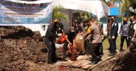 Bea Cukai Riau menggelar pemusnahan sejumlah barang hasil penindakan di bidang kepabeanan di Kantor Bantu Sungai Pakning, Bengkalis, Riau, Kamis. Foto: dok Bea Cukai - JPNN.com