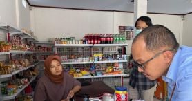 Petugas Bea Cukai mendatangi salah satu toko untuk membandingkan harga jual eceran yang terdapat di pita cukai hasil tembakau dengan harga yang ditetapkan oleh penjual. Foto: Dokumentasi Humas Bea Cukai - JPNN.com