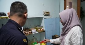 Petugas Bea Cukai Bekasi saat mengunjungi produsen minuman tradisional, seperti bir pletok, kopi jahe, dan kunyit asem PT Lindy Adhi Jaya di Pondok Gede, Bekasi pada Senin (23/9). Foto: Dokumentasi Humas Bea Cukai - JPNN.com