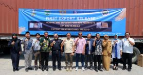 Bea Cukai melepas ekspor perdana 8.196 kg atau sekitar 8,19 ton produk kotak ikan dari plastik dan kayu asal Malang hasil produksi UMKM CV Delta Raya ke pasar Meksiko pada acara yang berlangsung di Warung Kendedes, Kota Batu pada Senin (14/10). Foto: Dokumentasi Humas Bea Cukai - JPNN.com