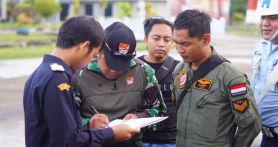 Bea Cukai Tarakan memberi dukungan kepada TNI AD yang akan mengikuti kompetisi menembak AARM 2024 di Filipina lewat fasilitas ekspor sementara terkait pengiriman barang-barang perlengkapan militer yang akan digunakan pada perlombaan. Foto: Dokumentasi Bea Cukai - JPNN.com