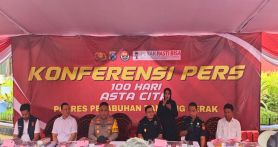 Bea Cukai Tanjung Perak bersama Bea Cukai Sidoarjo, dan Polres Pelabuhan Tanjung menghadiri pengukapkan penyelundupan 7.677.400 batang rokok ilegal pada Senin. Foto: Bea Cukai - JPNN.com