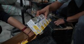 Bea Cukai terus menekan peredaran rokok ilegal, salah satunya dengan menggelar operasi pasar di Makassar dan Banjarmasin. Foto: Dokumentasi Humas Bea Cukai - JPNN.com