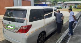 Mobil mewah yang mengangkut rokok ilegal yang disita sebagai barang bukti turut diserahkan Bea Cukai ke Kejari Semarang. Foto: Dokumentasi Bea Cukai - JPNN.com