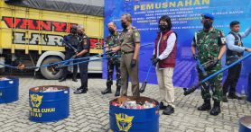 Kantor Wilayah Bea Cukai Riau, Bea Cukai Pekanbaru, dan Bea Cukai Teluk Bayur menggelar pemusnahan barang hasil operasi penindakan bersama Polri, TNI, kejaksaan, dan aparat penegak hukum lainnya selama periode 2022-2024 yang telah berstatus sebagai barang yang menjadi milik negara (BMMN) di halaman Kanwil Bea Cukai Riau, Senin (25/11). Foto: Dokumentasi Humas Bea Cukai - JPNN.com