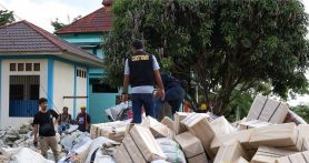 Kantor Wilayah (Kanwil) Bea Cukai Kalimantan Bagian Barat (Kalbagbar) memusnahkan barang yang menjadi milik negara (BMMN) eks kepabeanan. Foto: Dokumentasi Humas Bea Cukai - JPNN.com