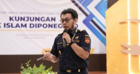 Petugas Bea Cukai Tanjung Perak Bea Cukai Tanjung Perak saat menerima kunjungan dari pelajar SMK Islam Diponegoro Brebes dari jurusan Akuntansi Keuangan Lembaga pada Rabu (8/1). Foto: Dokumentasi Humas Bea Cukai - JPNN.com