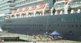 Kapal pesiar MS Noordam saat berada di Pelabuhan Samudera Bitung. Foto: Dokumentasi Humas Bea Cukai - JPNN.com