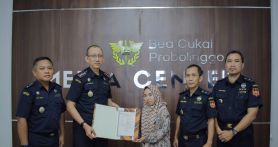 Bea Cukai Probolinggo menerbitkan Nomor Pokok Pengusaha Barang Kena Cukai (NPPBKC) bagi pengusaha hasil tembakau. Foto: Bea Cukai - JPNN.com