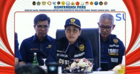 Menteri Keuangan Sri Mulyani Indrawati (tengah) dalam konferensi pers di Pelabuhan Tanjung Perak pada Rabu (5/2). Foto: Dokumentasi Humas Bea Cukai - JPNN.com