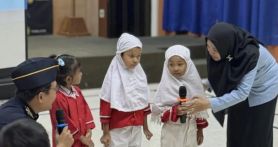 Bea Cukai Tembilahan menerima kunjungan murid PAUD Miftah Al Ulum pada Selasa (11/2). Dalam suasana penuh keceriaan, anak-anak diperkenalkan dengan berbagai tugas Bea Cukai melalui pendekatan interaktif dan menyenangkan. Foto: Dokumentasi Humas Bea Cukai - JPNN.com