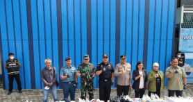 Kantor Wilayah Bea Cukai Kalbagbar bersinergi dengan Sub-Satgas Penyelundupan, Polda Kalbar, Kodam XII/Tanjungpura, BIN Kalbar, dan Lantamal XII Pontianak berhasil menggagalkan penyelundupan105 bal pakaian bekas dari Malaysia senilai lebih Rp 500 juta pada Selasa (18/2). Foto: Dokumentasi Humas Bea Cukai - JPNN.com