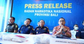 Konferensi pers pengungkapan kasus narkotika jaringan internasional yang digelar di BNNP Bali, Kamis (6/3). Foto: Dokumentasi Humas Bea Cukai - JPNN.com