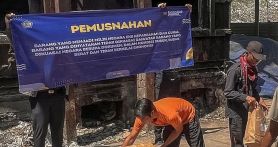 Bea Cukai Juanda menggelar pemusnahan ribuan barang milik negara (BMN) hasil penindakan selama 2024 hingga 2025 di kawasan PT Hijau Alam Nusantara, Ngoro, Mojokerto pada Selasa (29/4). Foto: Dokumentasi Bea Cukai - JPNN.com