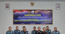 Kanwil Bea Cukai Sulbagtara bersama Lanal Gorontalo dan Bea Cukai Gorontalo menggelar konferensi pers terkait hasil pengungkapan peredaran rokok ilegal di wilayah Provinsi Gorontalo. Foto: Dokumentasi Bea Cukai - JPNN.com