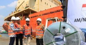 Bea Cukai Tanjung Priok memfasilitasi proses ekspor galvanize milik PT Arcelor Mittal Nippon Steel Indonesia ke Amerika Serikat pada Rabu (30/4). Foto: Dokumentasi Bea Cukai - JPNN.com