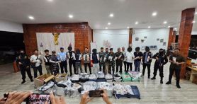 Bea Cukai Batam menggagalkan dua upaya penyelundupan benih benih lobster melalui jalur udara di Bandara Internasional Hang Nadim pada Jumat (2/5). Foto: Dokumentasi Bea Cukai - JPNN.com