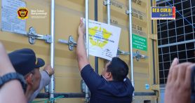 Bea Cukai saat menghadiri pelepasan ekspor perdana 29.460 karton sarden kaleng milik PT Blue Ocean Food Indonesia (BOFI) dan PT Pasifik Harvest Indonesia, Rabu (30/4). Foto: Dokumentasi Bea Cukai - JPNN.com
