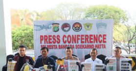 Bea Cukai Soekarno-Hatta bersinergi dengan Polresta Bandara Soekarno-Hatta menggelar konferensi pers terkait terbongkarnya sindikat vape isi obat keras. Foto: Dokumentasi Bea Cukai - JPNN.com