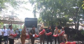Pemusnahan bawang ilegal di Bengkalis. Foto:Polres Bengkalis. - JPNN.com