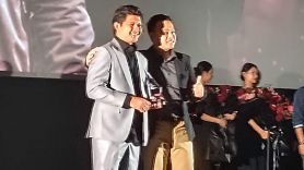 Iko Uwais Tak Kuat Menahan Tangis Saat Menerima Penghargaan NEXT - JPNN.com