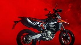 Ducati Hypermotard 698 Mono Terbaru Hadir dalam 2 Varian, Sebegini Harganya - JPNN.com