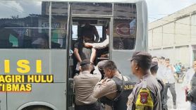 Polisi Gerebek Kampung Teleng Inhu, 3 Orang Diamankan, Salah Satunya DPO - JPNN.com