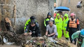 Polri Evakuasi Ibu & Bayi yang Terjebak Banjir Bandang di Sukabumi - JPNN.com