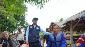 Mensos Gus Ipul Naik Perahu Karet untuk Salurkan Bantuan Korban Banjir di Pandeglang - JPNN.com