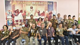 Pj Gubernur Jateng Berbagi Kasih di Hari Natal dengan Puluhan Lansia Panti Wreda - JPNN.com