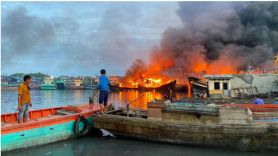 15 Kapal Nelayan Terbakar, Prajurit TNI AL Bergerak Cepat - JPNN.com