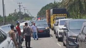 Geram, Warga Adang Mobil Pelat Merah BM 52 yang Lawan Arus Saat Macet di Lintas Pekanbaru-Siak - JPNN.com