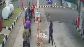 Heboh Mak-Mak Bawa Celurit Kejar Petugas SPBU di Cinunuk Bandung - JPNN.com