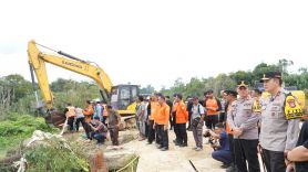 Irjen Iqbal Tempuh 3 Jam ke Lokasi Truk Tercebur di Sungai Segati, 9 Orang Masih Dicari - JPNN.com