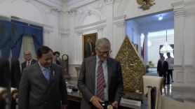 Bill Gates Beri Hadiah Boneka Paus ke Bobby Kertanegara - JPNN.com